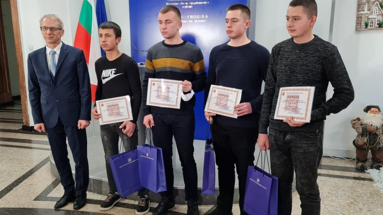 Наградиха младежите, спасили хора от пожара в с. Рояк