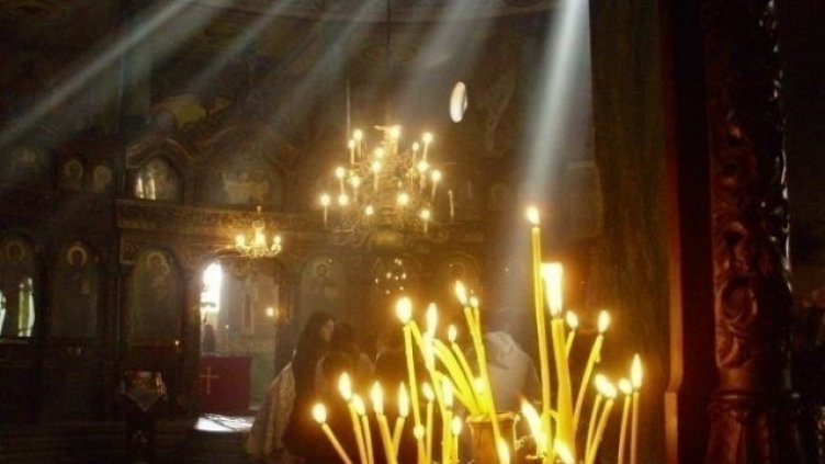 Вярващи се събират в Бачковския манастир в навечерието на Света Богородица