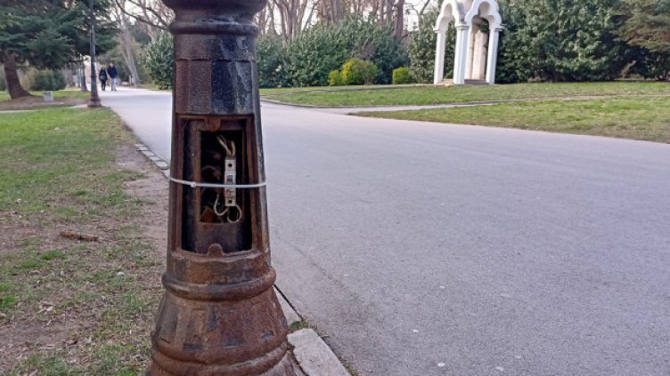 Подменят осветлението в Морската градина на Варна