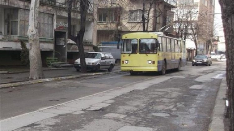 Задържаха водач на тролей, продавал билети менте