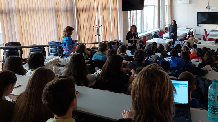 Съдии от Районния във Варна проведоха "Час по правосъдие" в ОУ "Захари Стоянов"