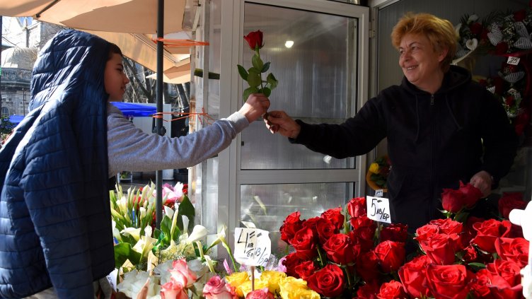 Няма голям скок в цените на цветята преди 8 март  във Варна (СНИМКИ)