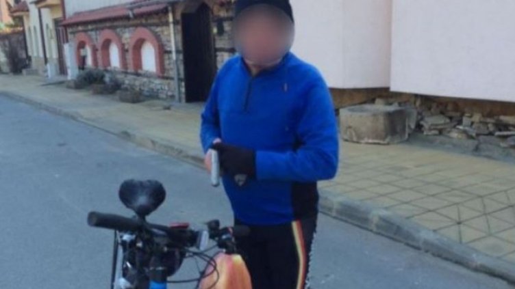 Въоръжен велосипедист обикаля с хляб в торба и пищов в ръка (СНИМКА)