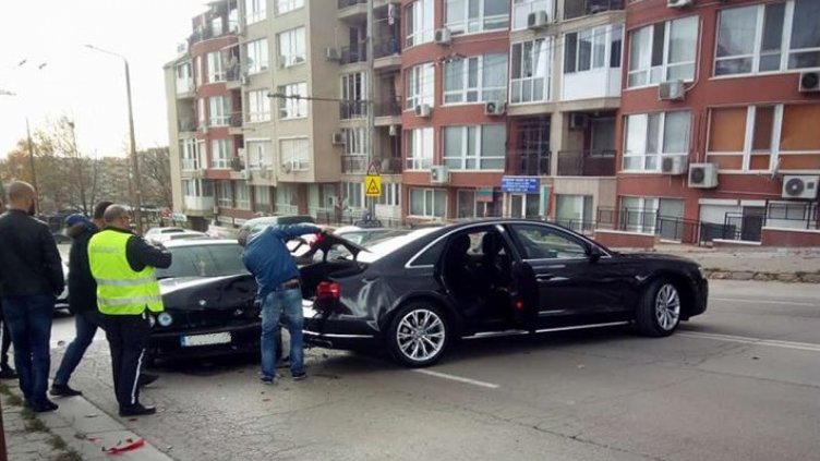 БМВ и Ауди се удариха на ул. &bdquo;Вяра&rdquo; във Варна