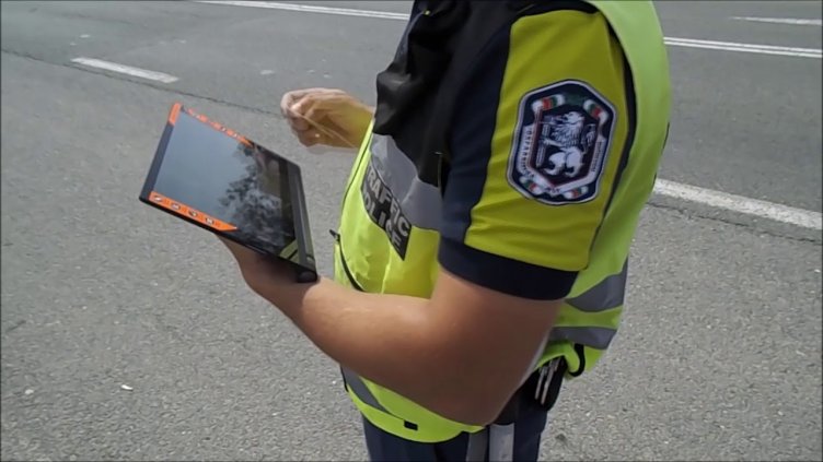 Фолксваген блъсна 2 автомобила на кръстовище във Варна