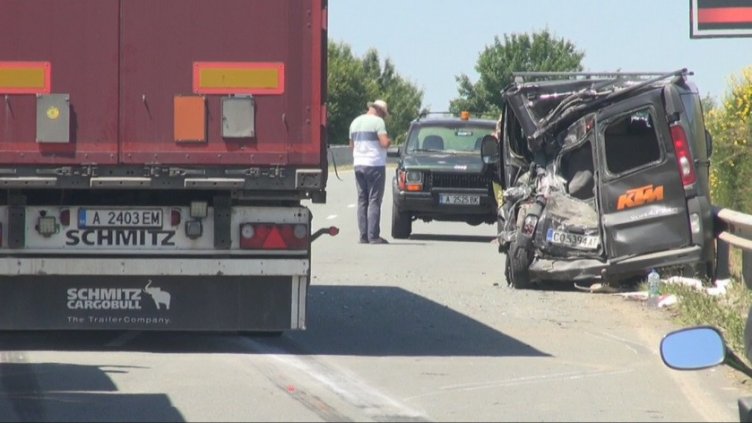 Тежка катастрофа затвори пътя Варна - Бургас край Поморие (ВИДЕО)