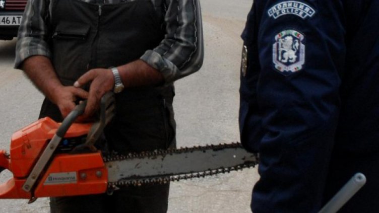 Пиян нападна полицаи с резачка във Велинград