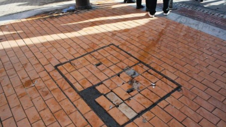 "Плюещи" плочки, дупки – настилката на "Витошка"