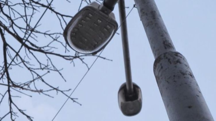 Горяха 2 стълба за улично осветление във Варна