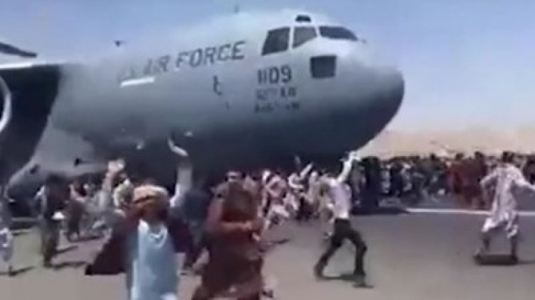 Трима загинаха, падайки от колесника на излитащ самолет в Кабул