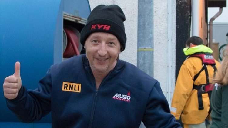 Българин оцеля 11 часа в ледено море 