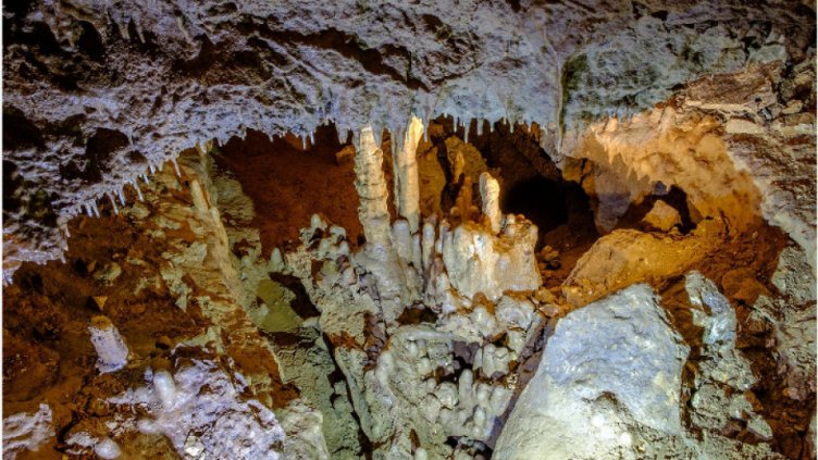 Отвориха за туристи красивата пещера "Бисерна" 