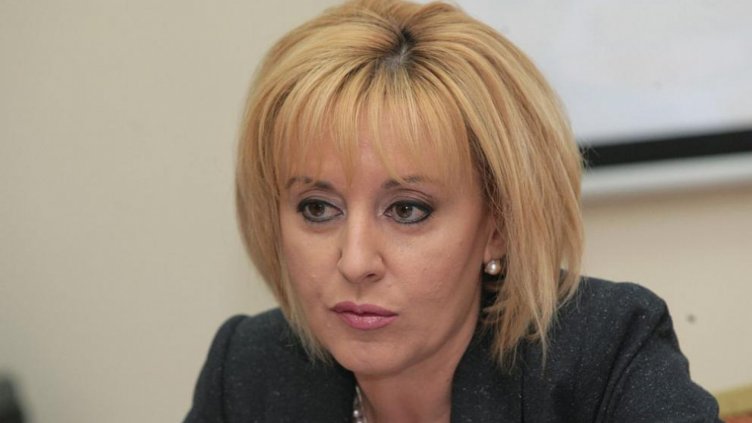 Манолова се ангажира да е посредник между двете групи протестиращи хора с увреждания пред НС