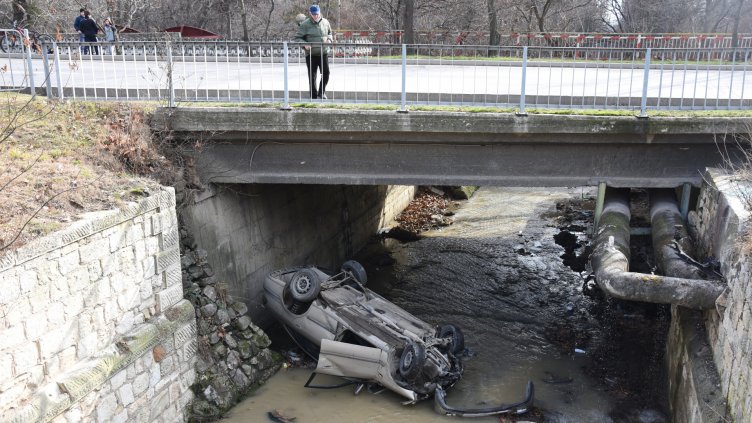 Кола прелетя през ограда и падна в дере до Военноморското училище(Обновена)