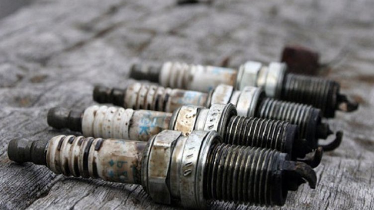 Свещите на колата са "мокри" и тя не ще да пали. И какво правим сега?