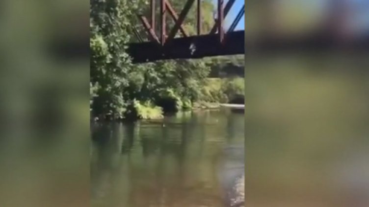 Майка хвърли 4-годишното си дете от мост (Видео)