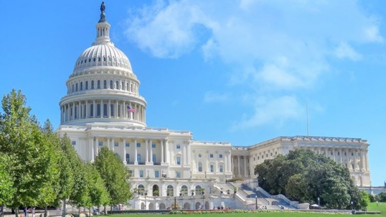 На метри от Капитолия: Мъж заби кола в ограда, взриви я, после се застреля!?