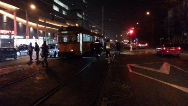 Блъснатата от трамвай лекарка в критично състояние