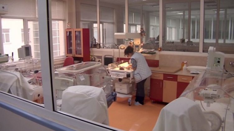 Близки на сиамските близнаци от Сливен: Децата се влошават