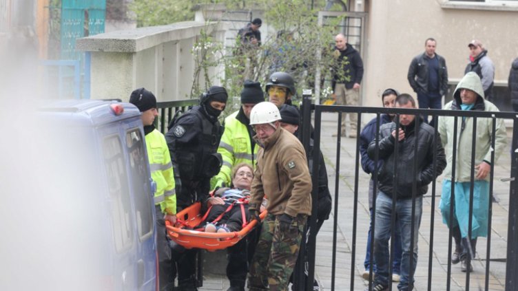 Изведоха с носилка съпругата на барикадиралия се мъж