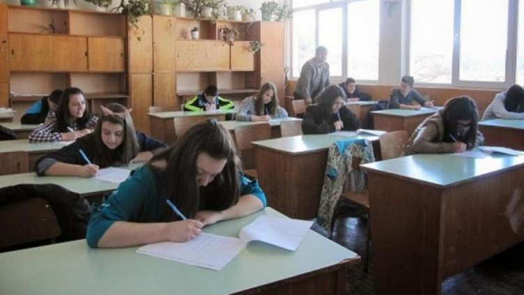 Гимназистите - без маски само след становище от доктор