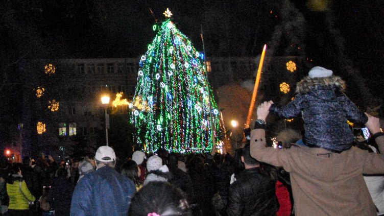 Kоледната елха във Варна грейва традиционно навръх Никулден