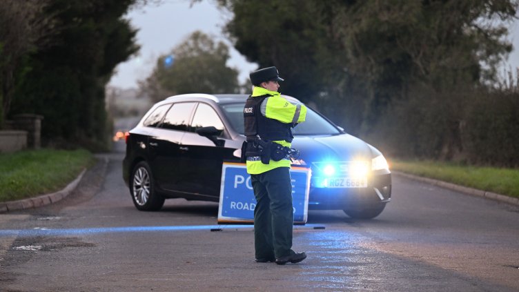 Външно: Българите на Острова да избягват места с масово струпване на хора