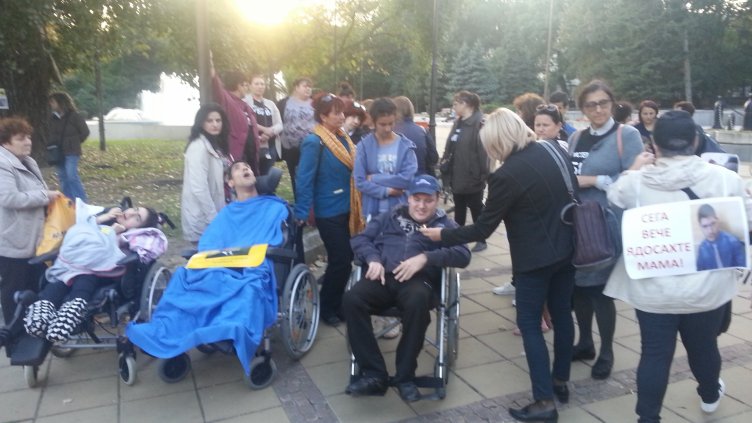 Майки на деца с увреждания във Варна отново излязоха на протест