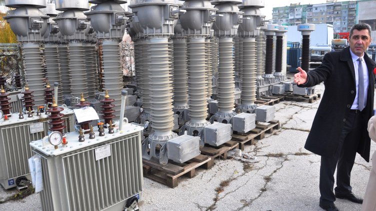 ДИРЕКТОРЪТ НА ДИРЕКЦИЯ „Доставки и логистика“ в “Енерго-Про” показва трансформаторите на склад, които заместват част от трафопостовете при възникнали аварии.