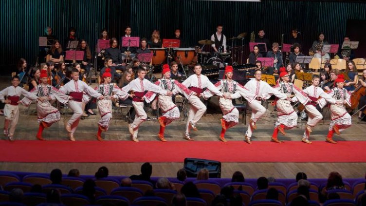 Фолклорен спектакъл събира талантите на националните училища по изкуствата от Варна и Плевен