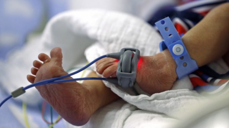 Подозрение: Някой изтъргувал видеото с биещата акушерка