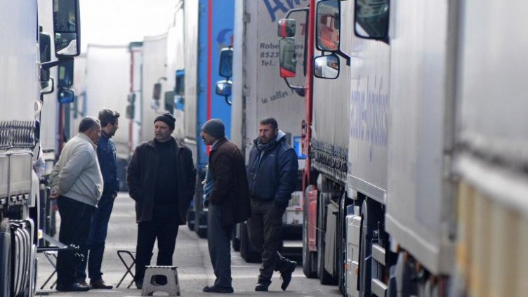 Свръхтеглото и "цигара у цигара" мъчи тираджиите на път. Само това ли е?