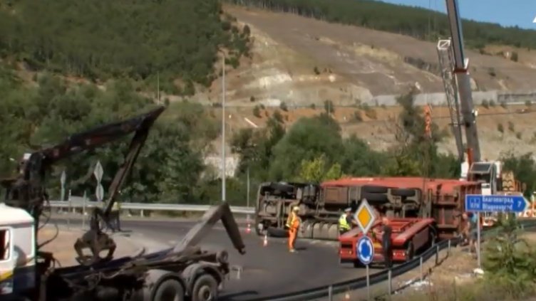 Влекач със скрап се преобърна на главен път Е-79