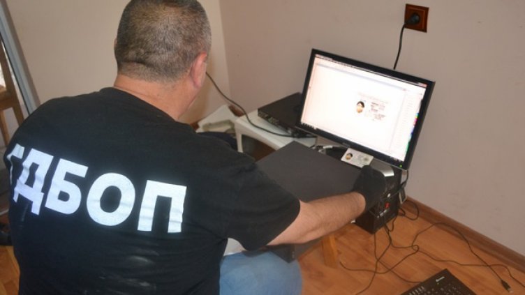 Задържаха трима разградски хакера