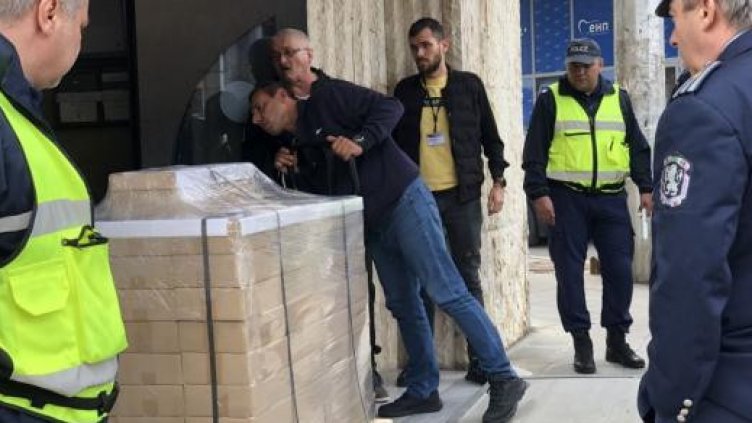 Пристигат бюлетините и ролките за машините за изборите на 27 октомври във Варненско