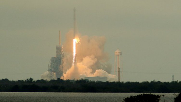 Дракон в космоса: SpaceX изстреля товарен кораб към МКС