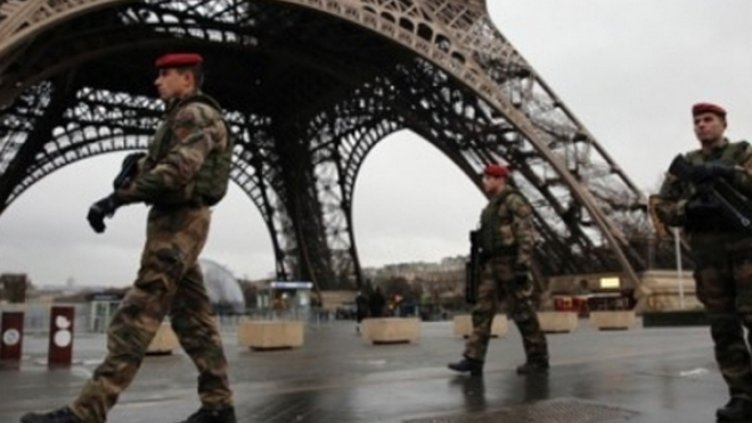 Във Франция мобилизираха 100 000 души от силите за сигурност за охрана през празничните дни