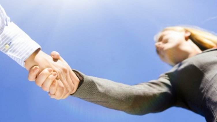 Жените предпочитат мъже със силно ръкостискане