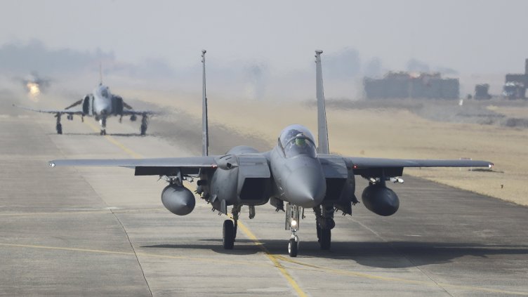 Кабинетът одобри закупуване на изтребители и нова бронирана машина