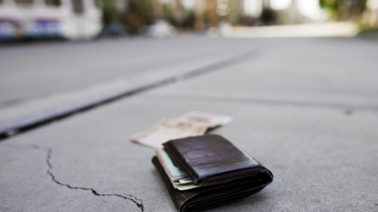 Млада майка намери и върна портфейл, пълен с пари