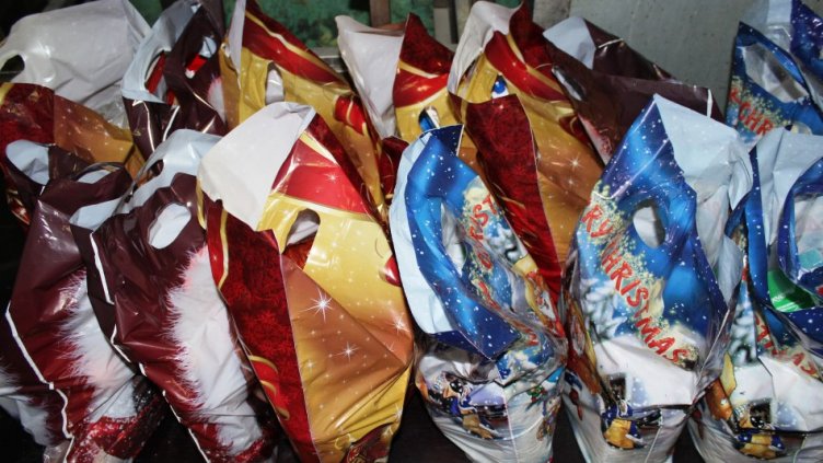 Раздават коледни пакети на хора в неравностойно положение във Варна