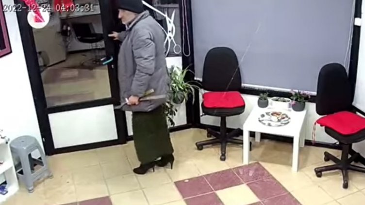 Мъж на токчета обра фризьорски салон във Варна