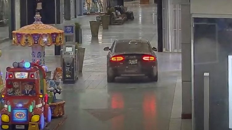 Дързък обир: Двама с крадено Audi обраха мол сред нощ ВИДЕО