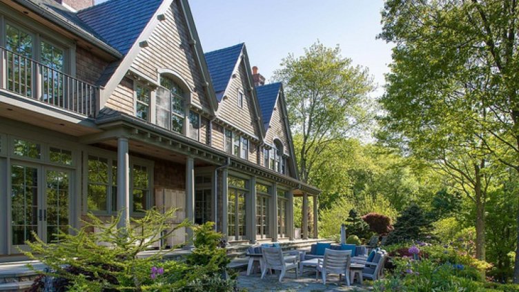 На гости в новото имение на Брус Уилис