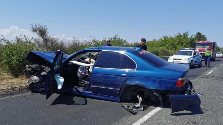 БМВ се обърна в нива край пътя Добрич - Варна