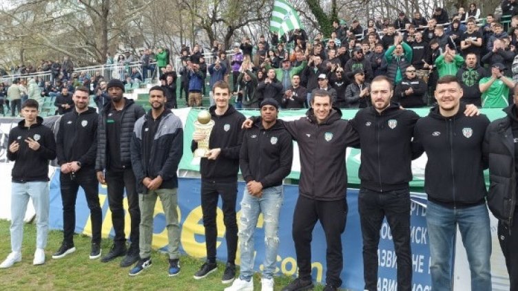 Баскетболистите показаха Купата на "Тича"