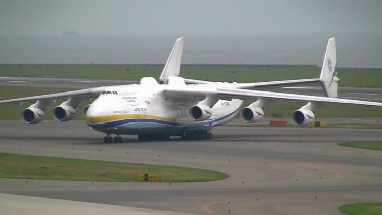 Най-големият пътнически самолет в света каца в София