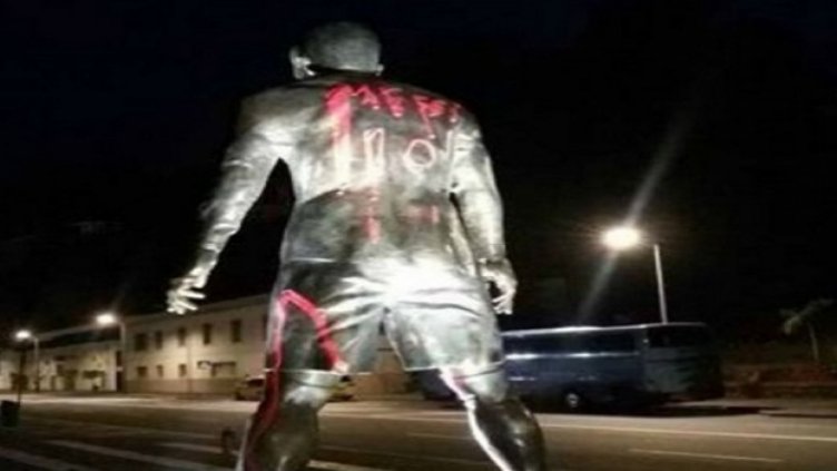 Паметникът на Роналдо осъмна с надпис "Меси"