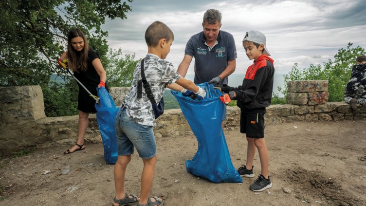 Доброволци подреждат изложба в центъра на Варна