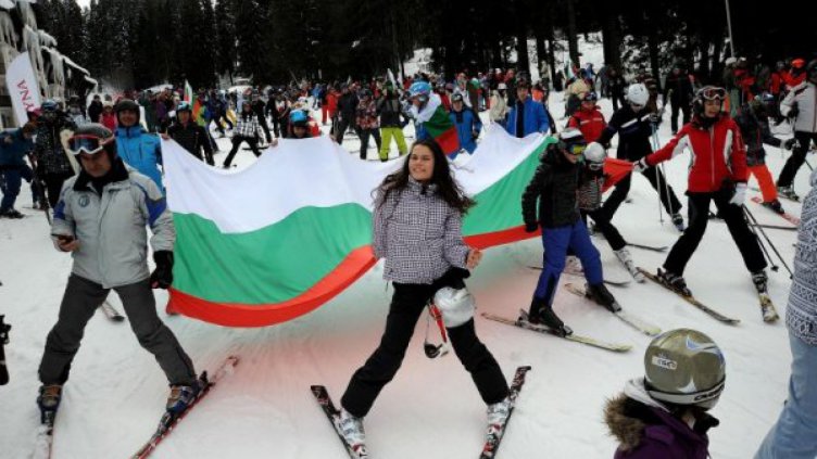 "Голямото спускане" от връх Снежанка: Скиори с носии